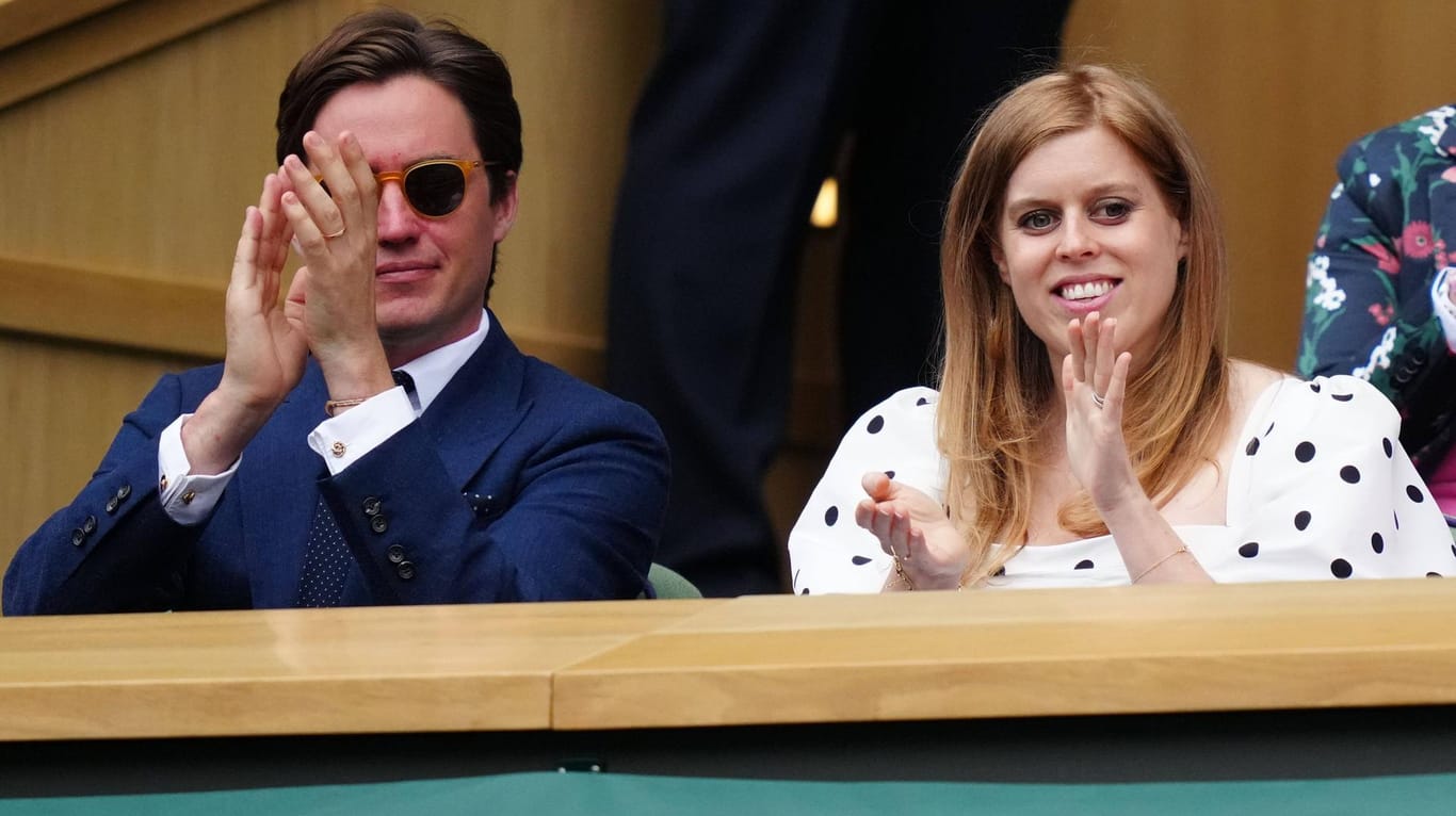 Edoardo Mapelli Mozzi und Prinzessin Beatrice schauen sich das Tennisturnier in Wimbledon an.
