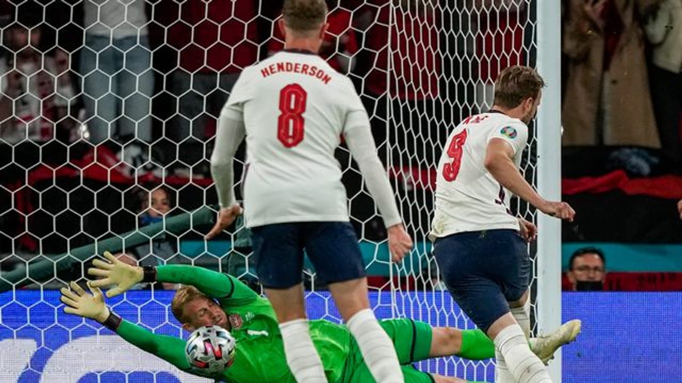 Entscheidende Szene: Harry Kane (r) trifft per Elfmeter gegen Dänemarks Torhüter Kasper Schmeichel zum Sieg für England.