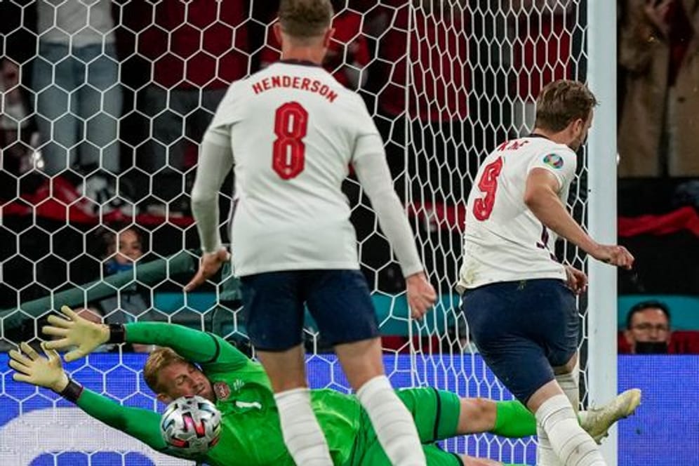 Entscheidende Szene: Harry Kane (r) trifft per Elfmeter gegen Dänemarks Torhüter Kasper Schmeichel zum Sieg für England.