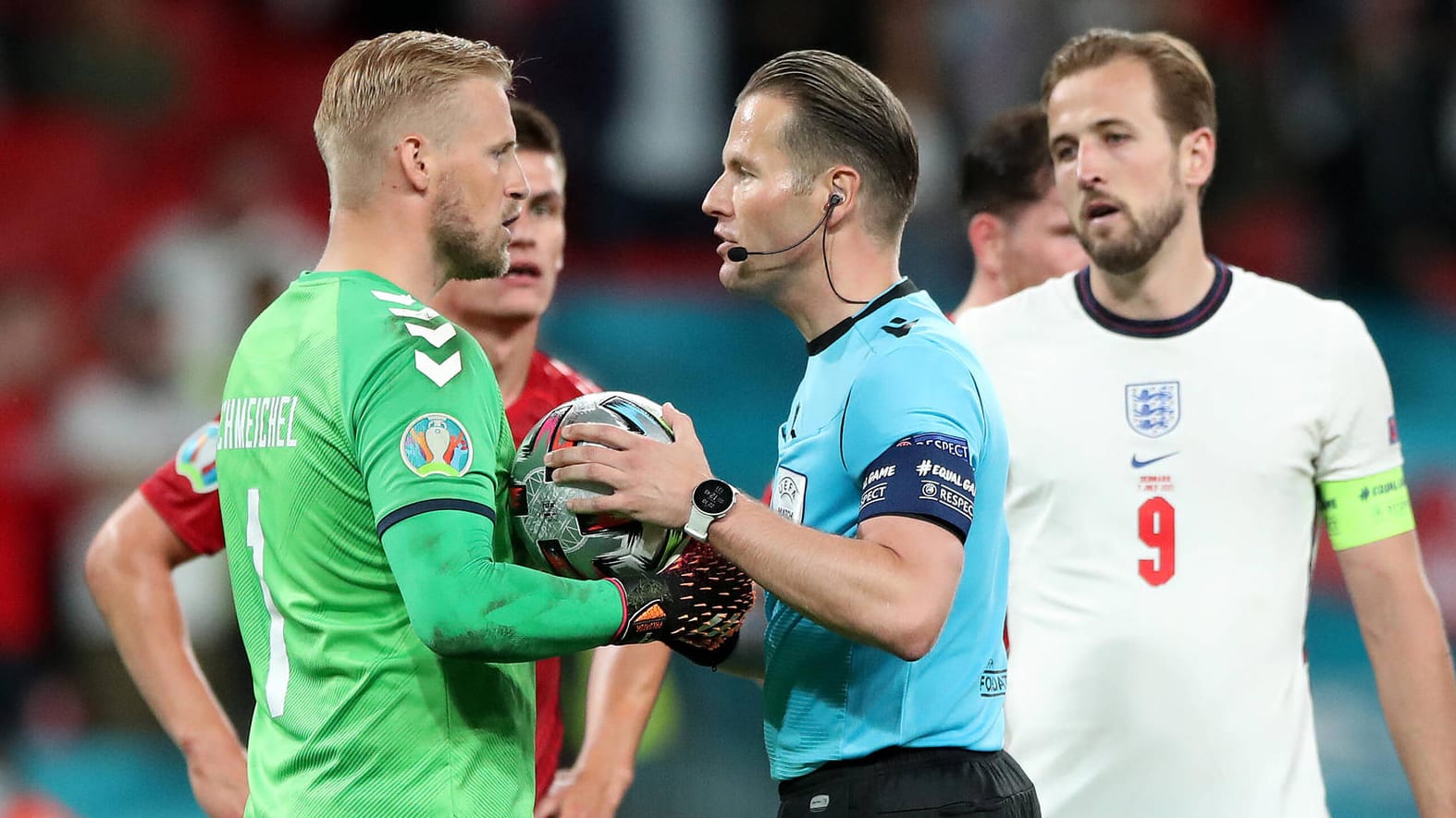 Kasper Schmeichel (l.): Der dänische Torwart wurde beim englischen Strafstoß von einem Laserpointer gestört.