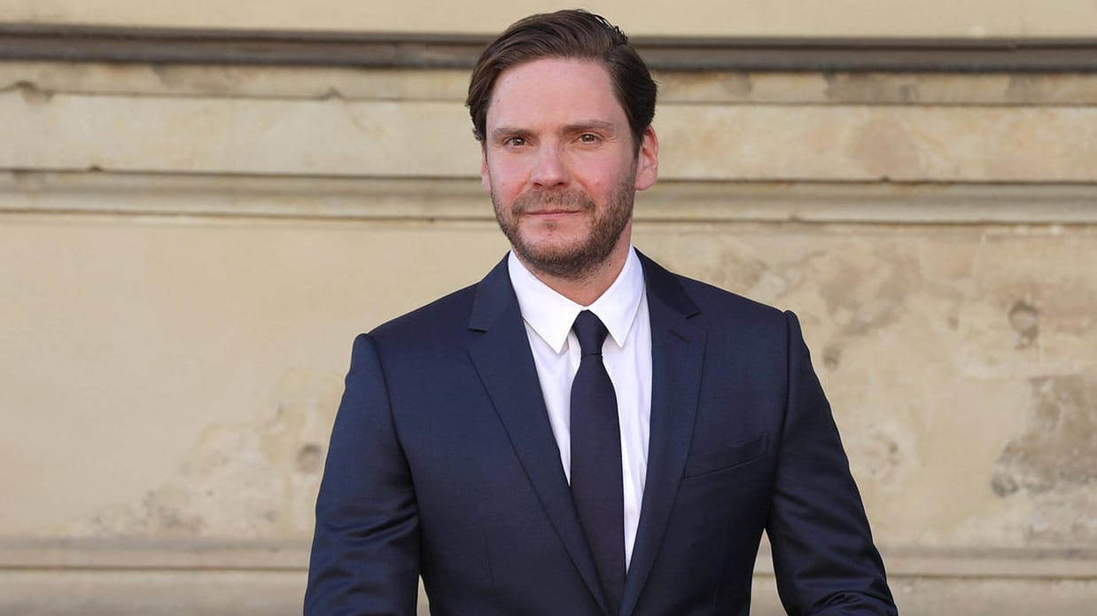 Daniel Brühl: Gelten viele Schauspieler zu unrecht als abgehoben? Auch darum geht es in dem neuen Film "Nebenan", bei dem Brühl erstmals Regie führt.