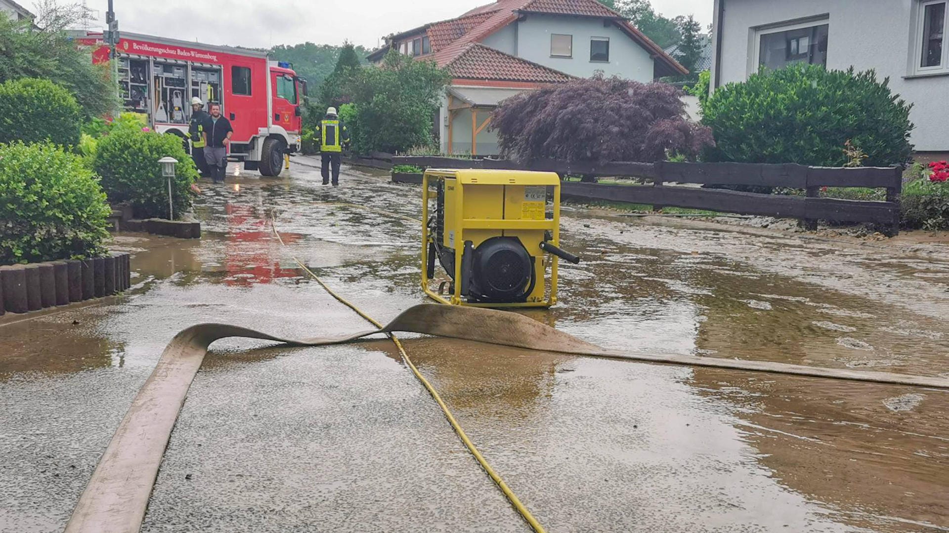 Unwetterzelle sorgt für Schlammchaos im Südwesten: Im Landkreis Karlsruhe entlud die Zelle einen kräftigen Starkregen welcher gerade im Kraichtal für Überflutungen sorgte.