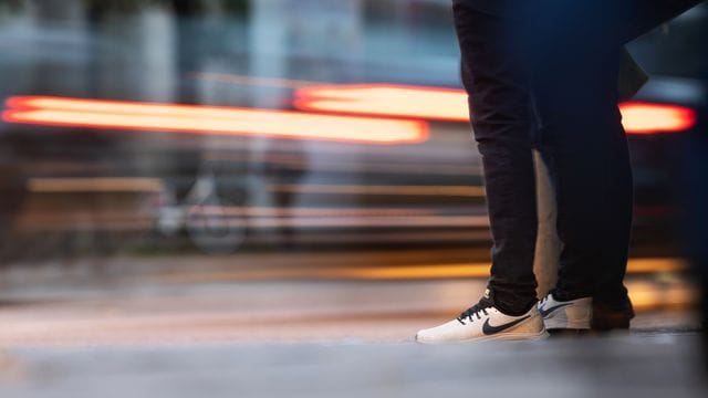 Autofahrer dürfen Passanten auf dem Bürgersteig nicht durch zu nahes Vorbeifahren gefährden.