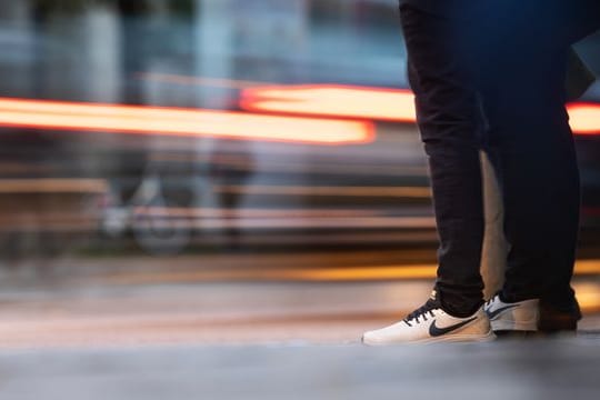 Autofahrer dürfen Passanten auf dem Bürgersteig nicht durch zu nahes Vorbeifahren gefährden.