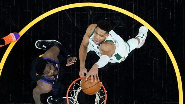 Giannis Antetokounmpo (r) dunkt den Ball in den Korb der Phoenix Suns. Giannis Antetokounmpo (r) dunkt den Ball in den Korb der Phoenix Suns.