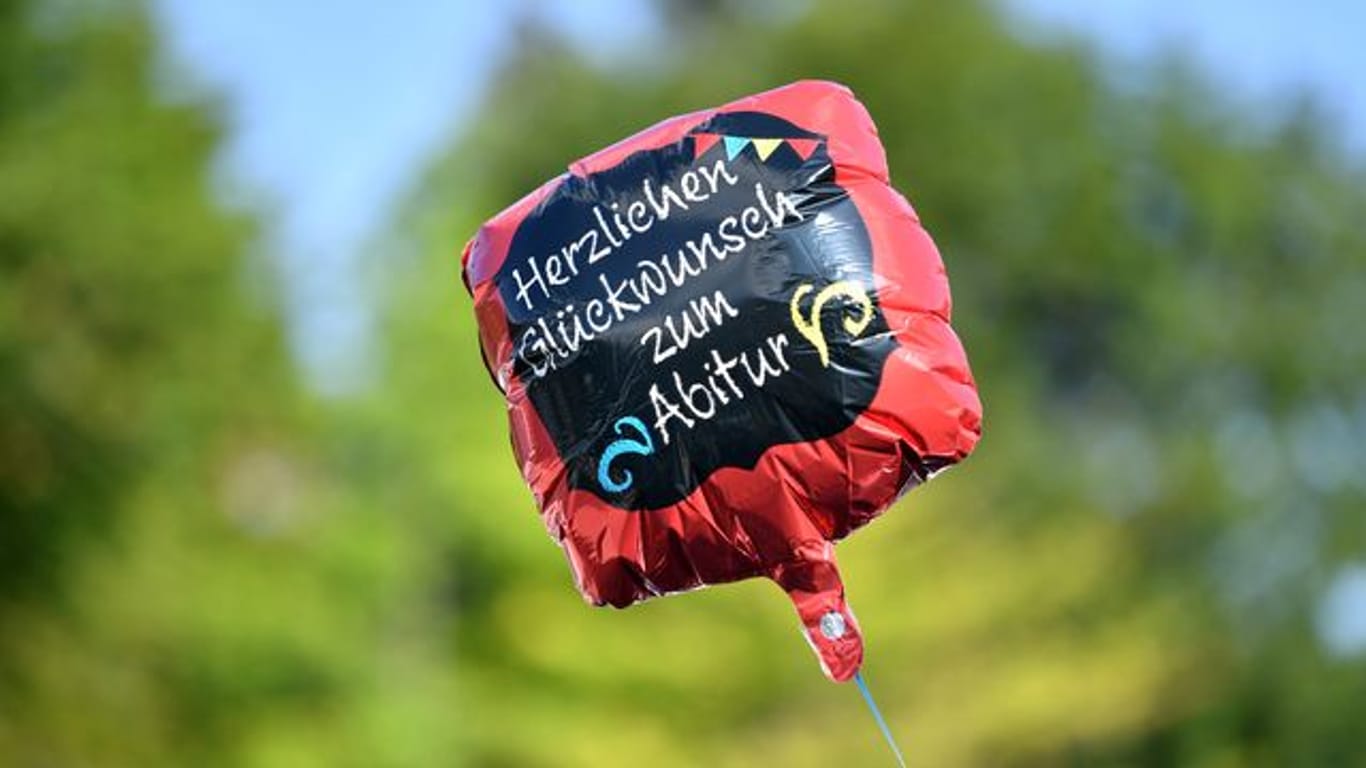 Luftballon mit Glückwünschen zum bestandenen Abitur