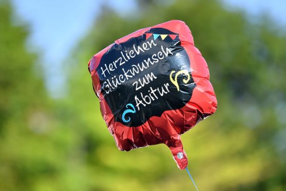 Luftballon mit Glückwünschen zum bestandenen Abitur