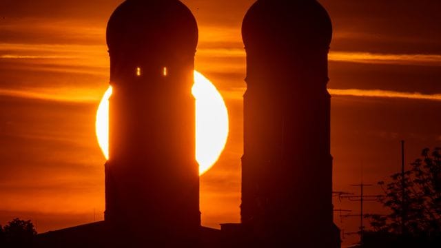 Die Sonne geht hinter den Türmen des Liebfrauendoms auf