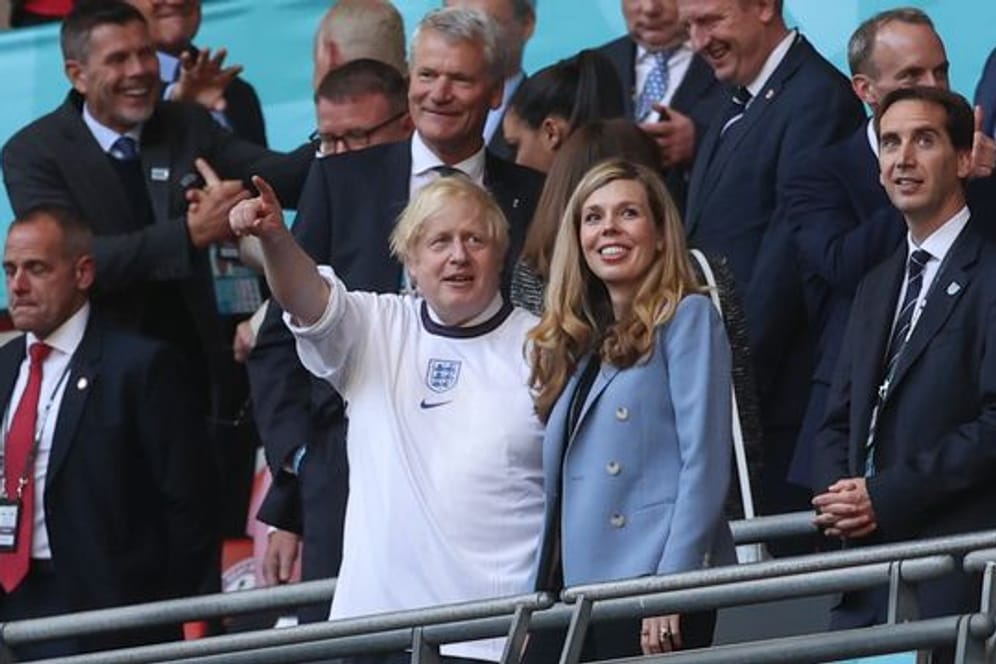 Auch Premierminister Boris Johnson trägt die Three Lions auf der Brust.