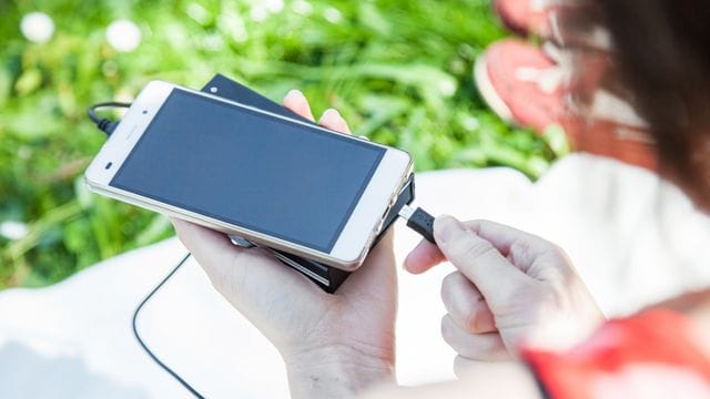 Ein Nutzer mit Powerbank und Smartphone: Bei der Nutzung müssen Sie einiges beachten. Ein Nutzer mit Powerbank und Smartphone: Bei der Nutzung müssen Sie einiges beachten.