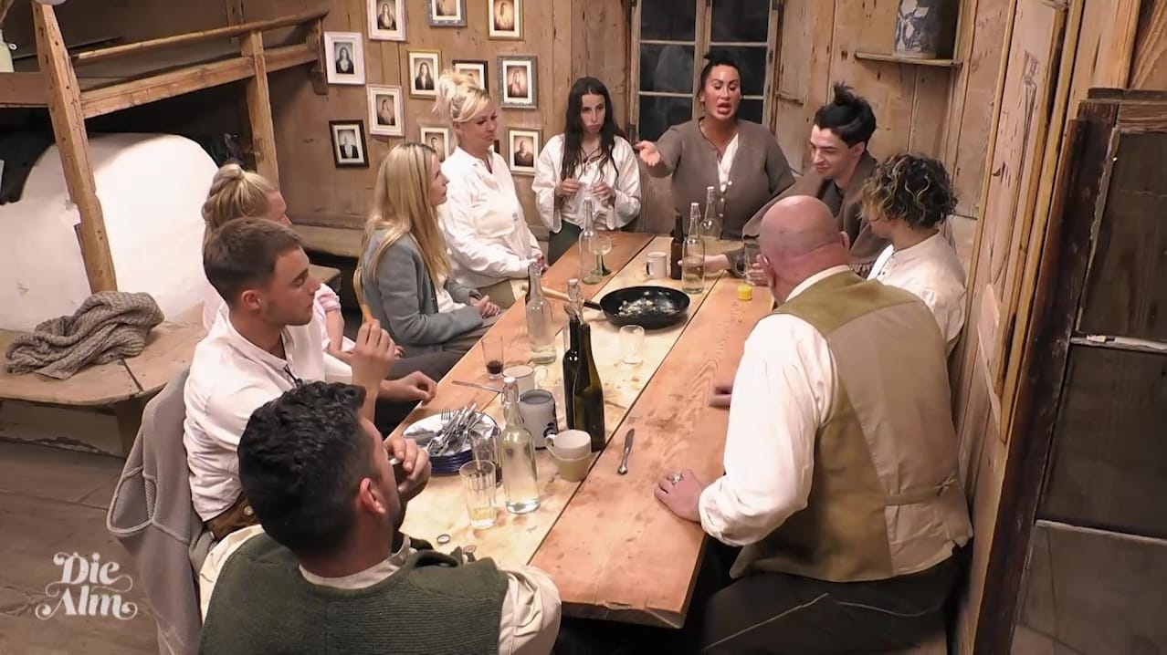 Abendessen auf der Alm: Paris zettelt einen Streit mit Eddy Kante an.