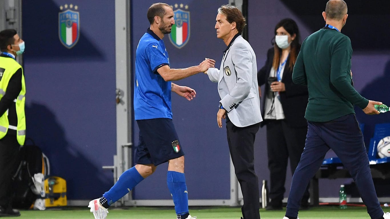 Italiens Trainer Roberto Mancini und sein Kapitän Giorgio Chiellini (l.).