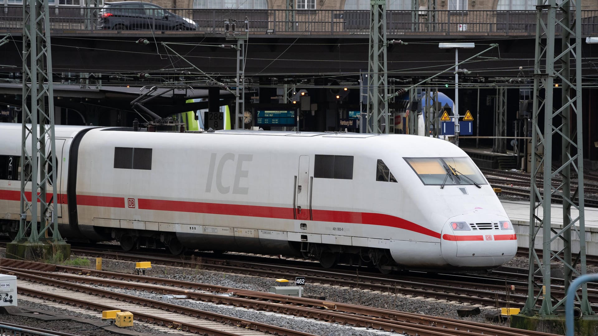 Hamburger Gleise nördlich vom Hauptbahnhof Hamburg: Für den Ausbau der Bahnstrecke zwischen Hannover und Hamburg prüft die Deutsche Bahn alle Trassenvarianten. Hamburger Gleise nördlich vom Hauptbahnhof Hamburg: Für den Ausbau der Bahnstrecke zwischen Hannover und Hamburg prüft die Deutsche Bahn alle Trassenvarianten.