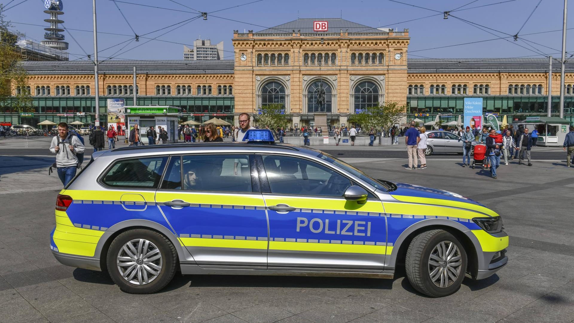 Polizeiauto am Hauptbahnhof Hannover: Per Öffentlichkeitsfahndung suchte die Polizei Hannover nach einem Psychiatrie-Ausbrecher. Polizeiauto am Hauptbahnhof Hannover: Per Öffentlichkeitsfahndung suchte die Polizei Hannover nach einem Psychiatrie-Ausbrecher.