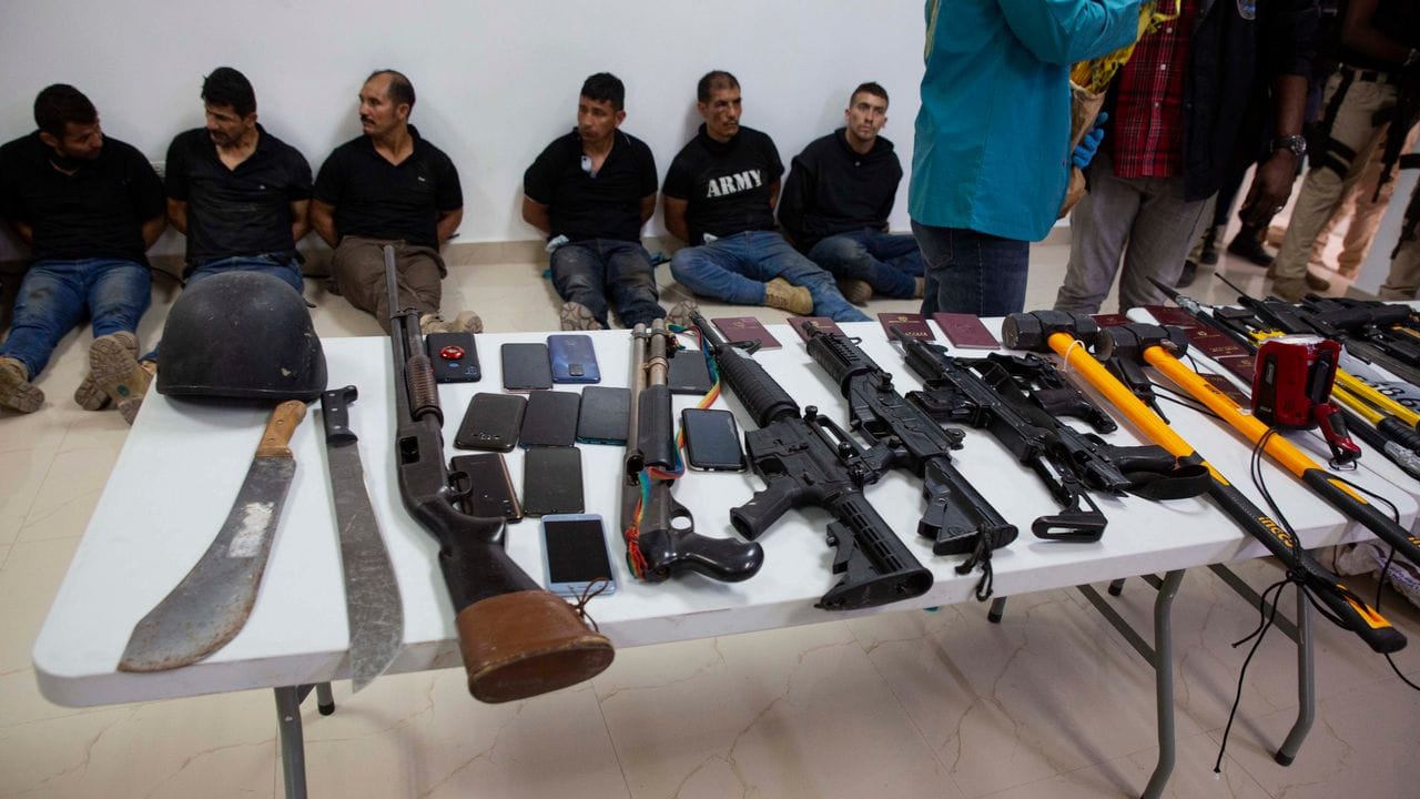 Auch Waffen und Ausrüstung, die angeblich bei dem Angriff verwendet wurden, sind in der Generaldirektion der Polizei in Port-au-Prince ausgestellt.