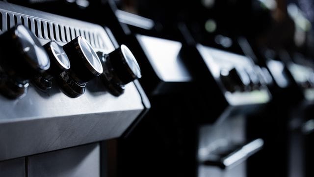 Gasgrills stehen im Ausstellungsraum von Santos Grills Gasgrills stehen im Ausstellungsraum von Santos Grills