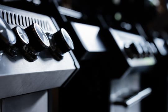 Gasgrills stehen im Ausstellungsraum von Santos Grills