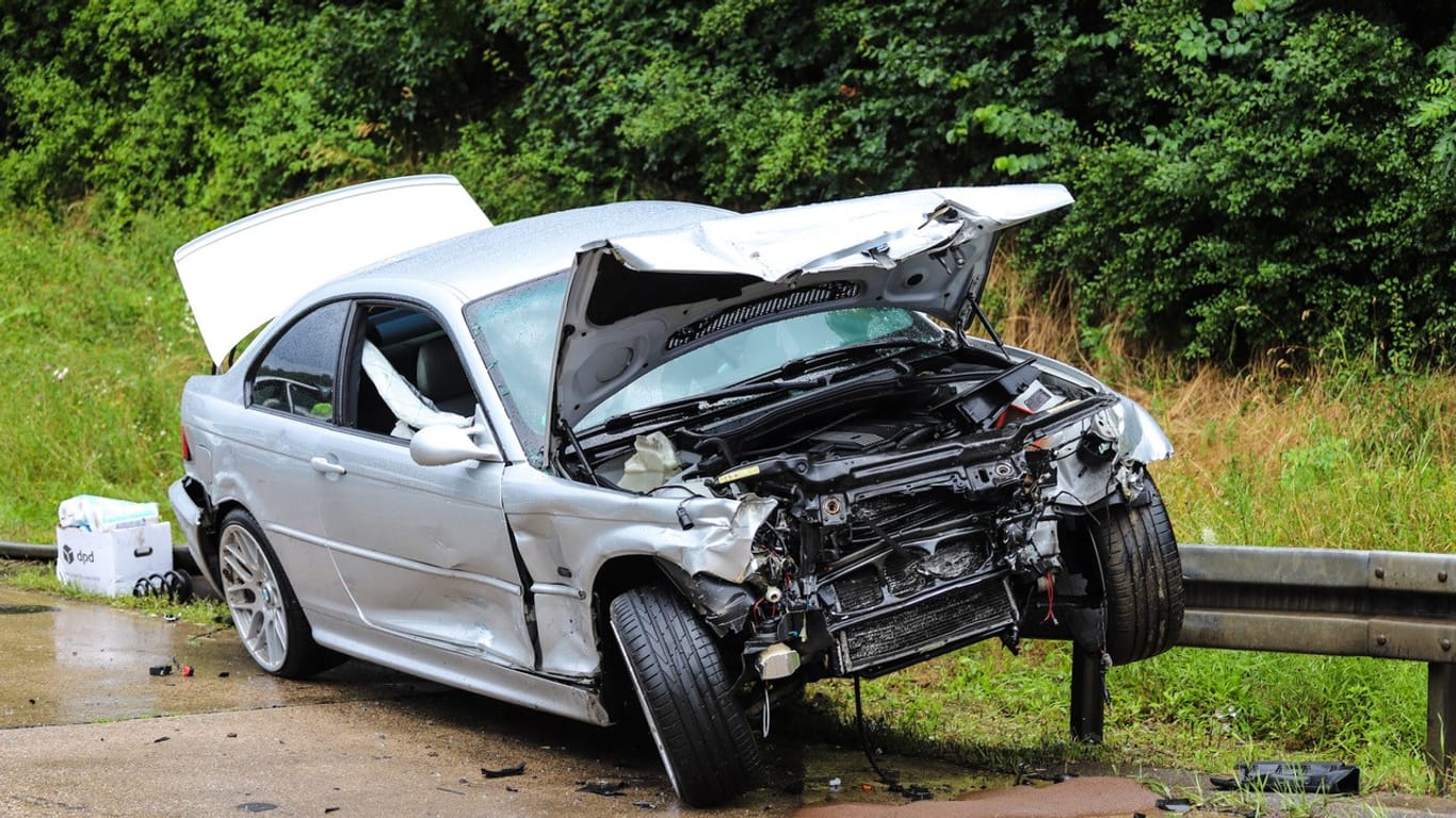 Unfall auf der A46: Die Autos zeigen das Ausmaß des Unfalls deutlich.