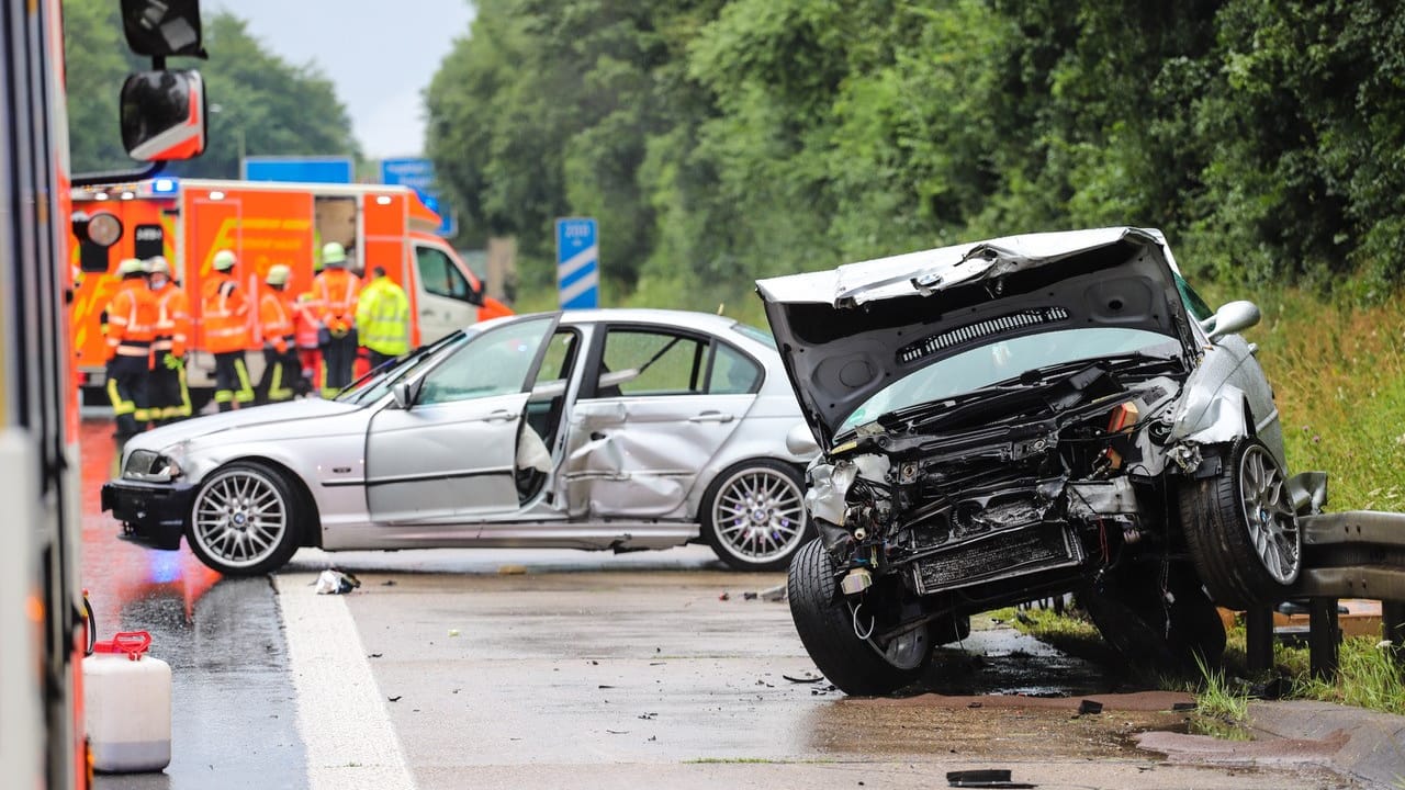 Unfall auf der A46: Zwei Menschen sind schwer verletzt worden.