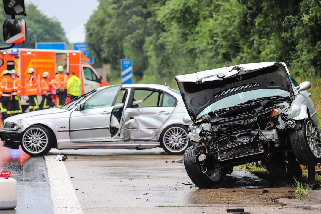 Unfall auf der A46: Zwei Menschen sind schwer verletzt worden.