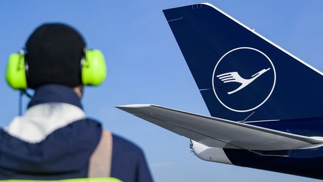 Eine Boeing 747-8 der Lufthansa steht auf einem Flughafen Eine Boeing 747-8 der Lufthansa steht auf einem Flughafen