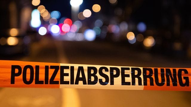 Ein Einsatzort der Polizei ist mit Flatterband abgesperrt