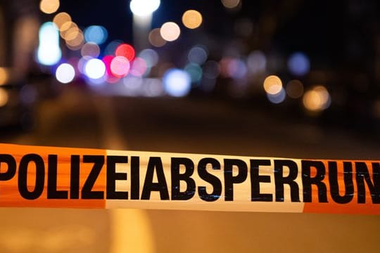 Ein Einsatzort der Polizei ist mit Flatterband abgesperrt