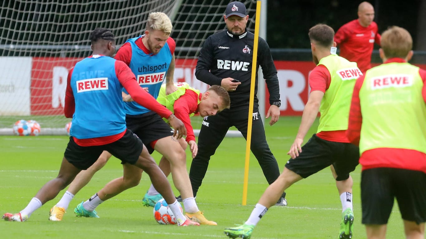 Steffen Baumgart beobachtet seine Spieler beim Training. Unter dem neuen FC-Coach zählt vor allem eines: Einsatz.