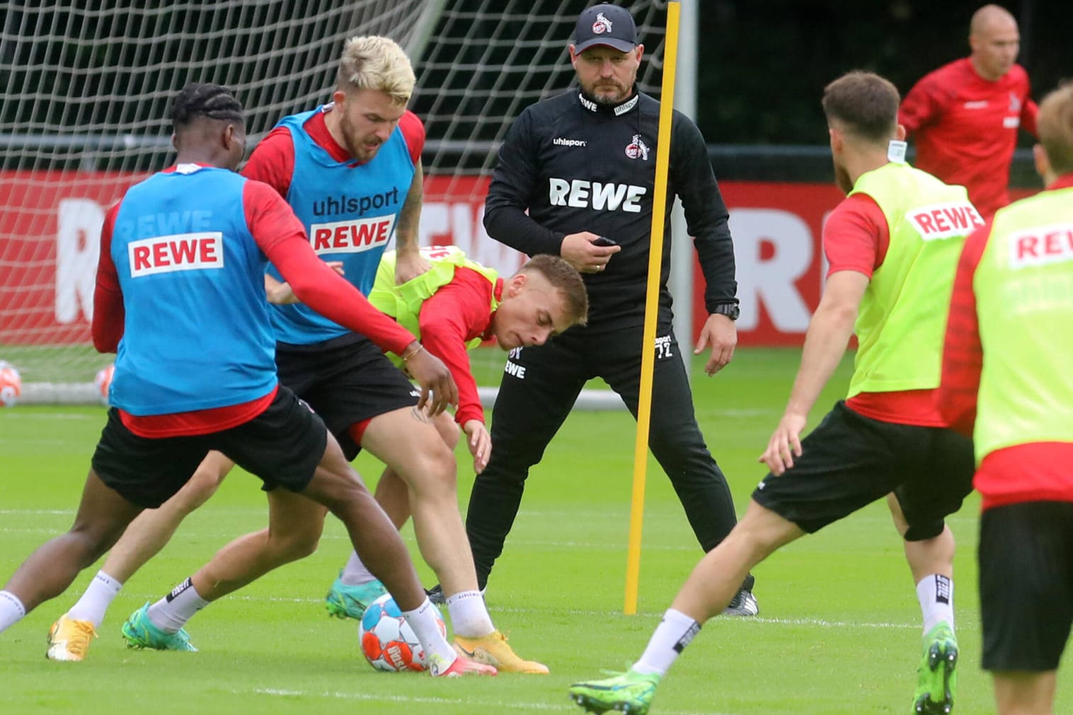 Steffen Baumgart beobachtet seine Spieler beim Training. Unter dem neuen FC-Coach zählt vor allem eines: Einsatz.