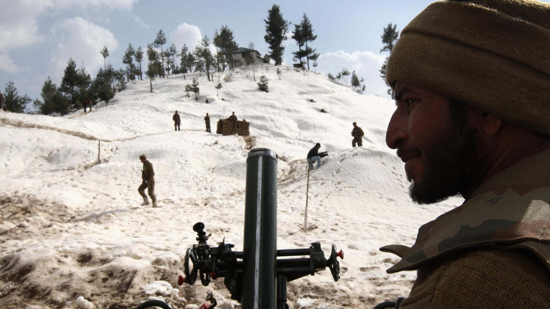 Ein pakistanischer Soldat, 2008, im Grenzgebiet zu Afghanistan: "Die Taliban wollen die absolute Macht und der Bürgerkrieg ist der Weg dorthin", sagt Afghanistan-Experte Ahmed Rashid.