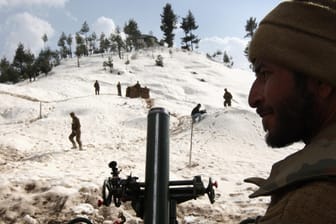 Ein pakistanischer Soldat, 2008, im Grenzgebiet zu Afghanistan: "Die Taliban wollen die absolute Macht und der Bürgerkrieg ist der Weg dorthin", sagt Afghanistan-Experte Ahmed Rashid.