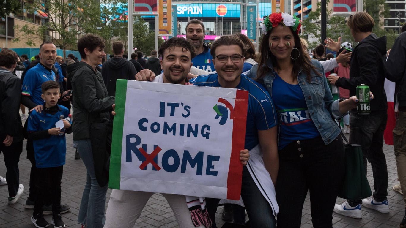 Italienische Fans vorm Wembley-Stadion: Die englische Losung "It's coming home" wurde in "It's coming Rome" umgedichtet.