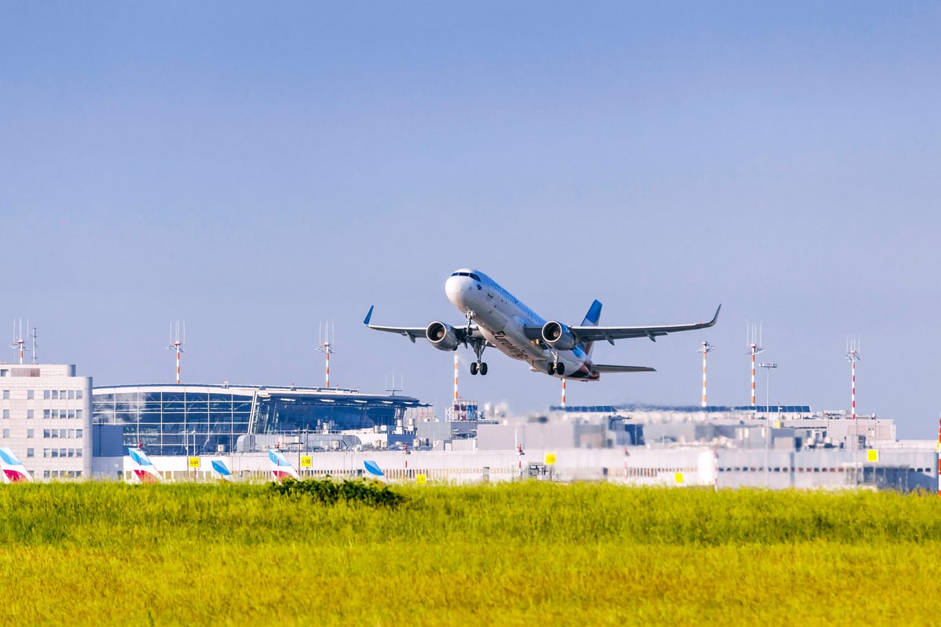 Startendes Flugzeug in Düsseldorf: Eine Maschinenpistole im Gepäck eines russischen Reisenden hat den Zoll am Düsseldorfer Flughafen auf den Plan gerufen.