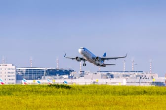 Startendes Flugzeug in Düsseldorf: Eine Maschinenpistole im Gepäck eines russischen Reisenden hat den Zoll am Düsseldorfer Flughafen auf den Plan gerufen.