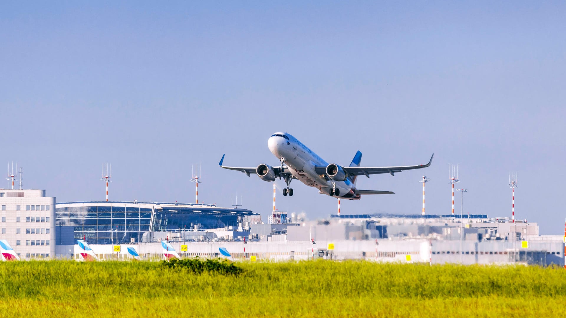 Startendes Flugzeug in Düsseldorf: Eine Maschinenpistole im Gepäck eines russischen Reisenden hat den Zoll am Düsseldorfer Flughafen auf den Plan gerufen.