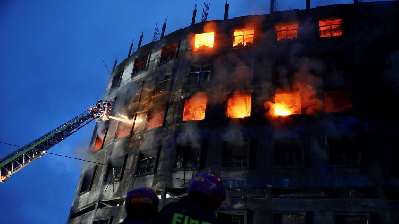 Brennende Fabrik in Bangladesch: Die Polizei ging zunächst von einer niedrigen Opferzahl aus.