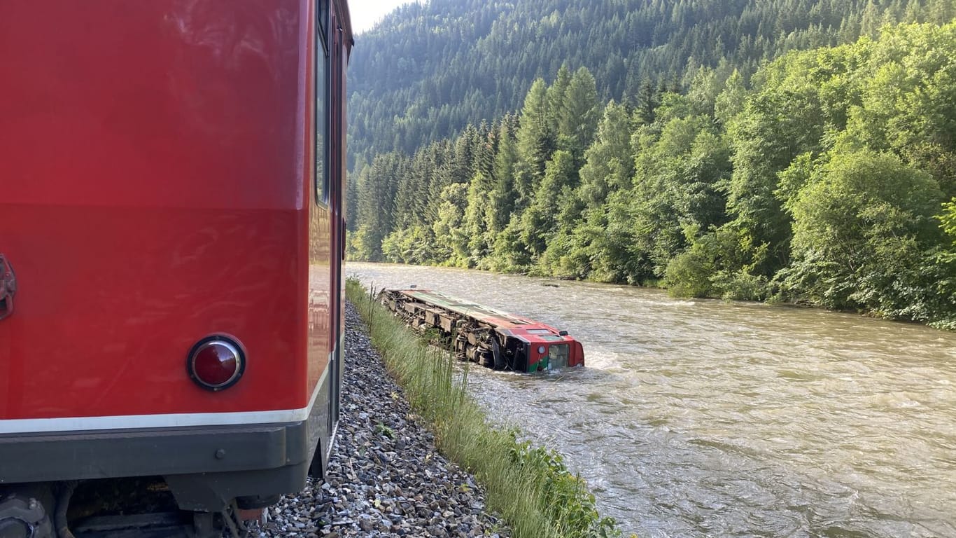 Der umgestürzte Zug in der Nähe von Kendlbruck: Bei dem Unglück wurden offenbar mehr als zwölf Menschen verletzt.