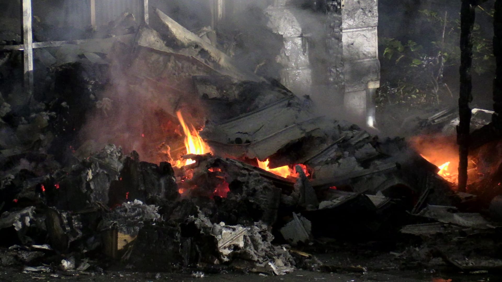 Gebäudebrand mit starker Rauchentwicklung in Hochdahl: Viel Schutt und Asche nach dem großen Fassadenbrand an einem Friseursalon.