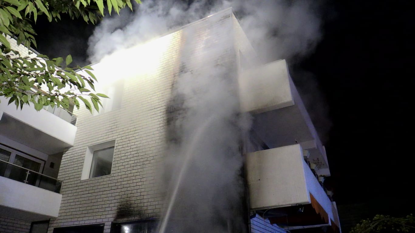 Gebäudebrand mit starker Rauchentwicklung in Hochdahl: Bei Eintreffen der ersten Einsatzkräfte brannten Holzpaletten vor einem Wohn- und Geschäftshaus in voller Ausdehnung.
