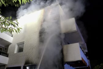 Gebäudebrand mit starker Rauchentwicklung in Hochdahl: Bei Eintreffen der ersten Einsatzkräfte brannten Holzpaletten vor einem Wohn- und Geschäftshaus in voller Ausdehnung.