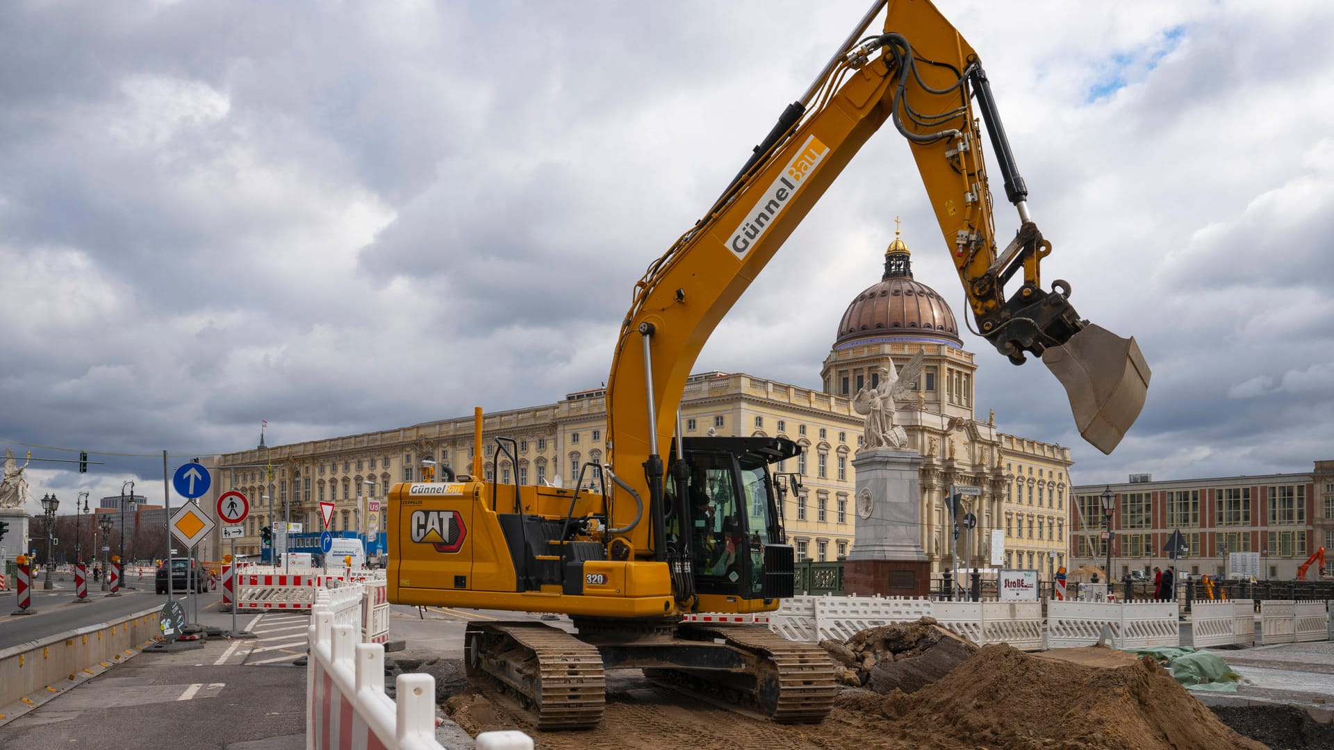 Bauarbeiten an der Fahrbahn der Straße Unter den Linden über dem neuen U-Bahnhof Museumsinsel.