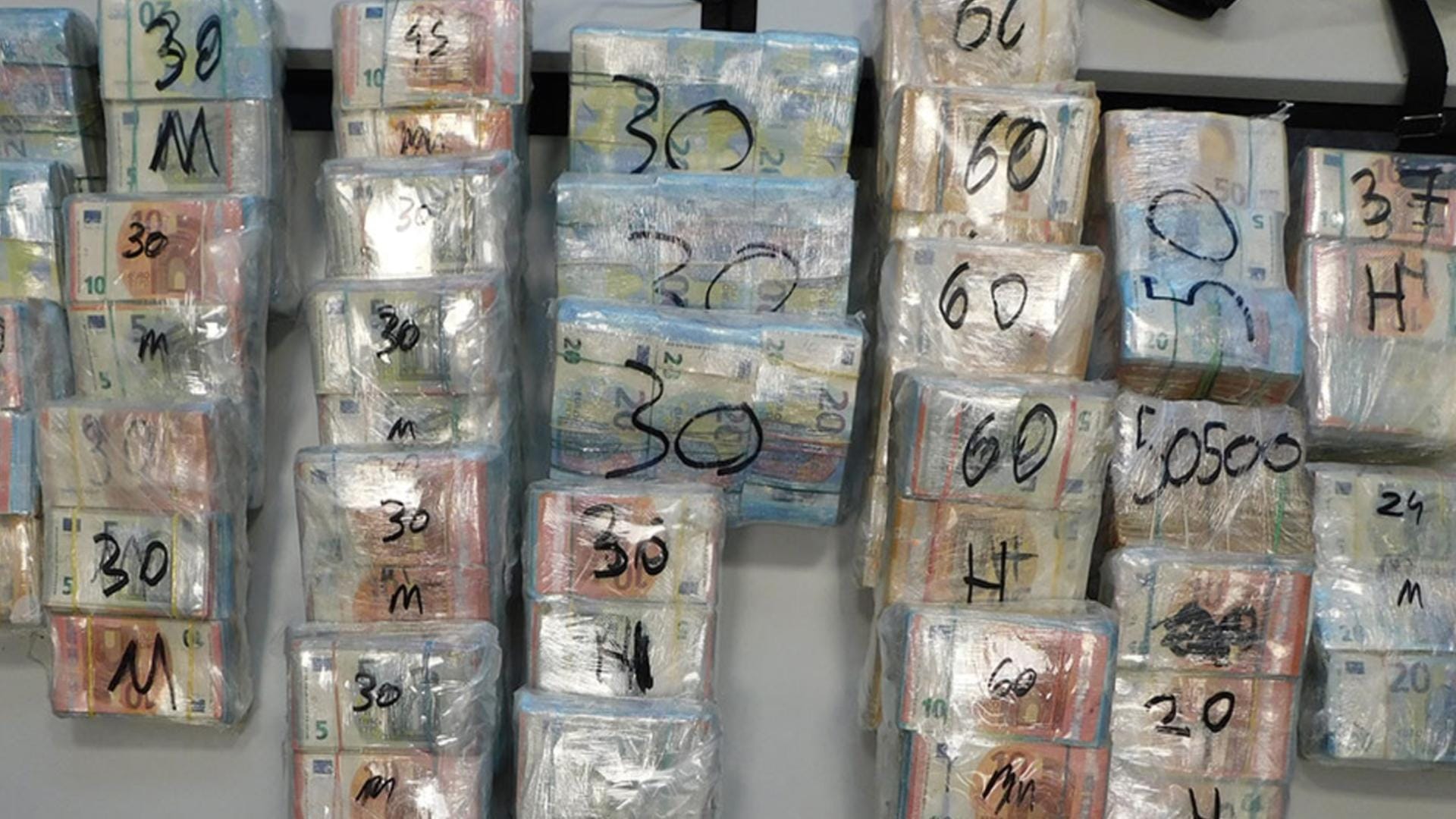Die in Folie verpackten Scheine: Die Polizei beschlagnahmte das Bargeld.