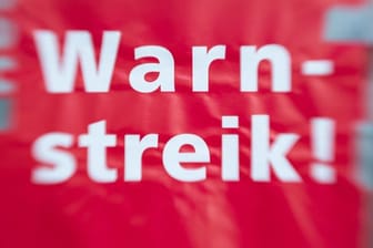 "Warnstreik!" steht auf einem Schild (Symbolbild): In Baden-Württemberg streiken Beschäftigte bei Kaufland, H&M und Zara.