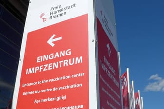 Wegweiser zum Bremer Corona-Impfzentrum (Archivbild): Dort wird zwar im gleichem Tempo weiter geimpft, dennoch sinkt die Nachfrage nach Impfterminen in dem Stadtstaat allgemein.