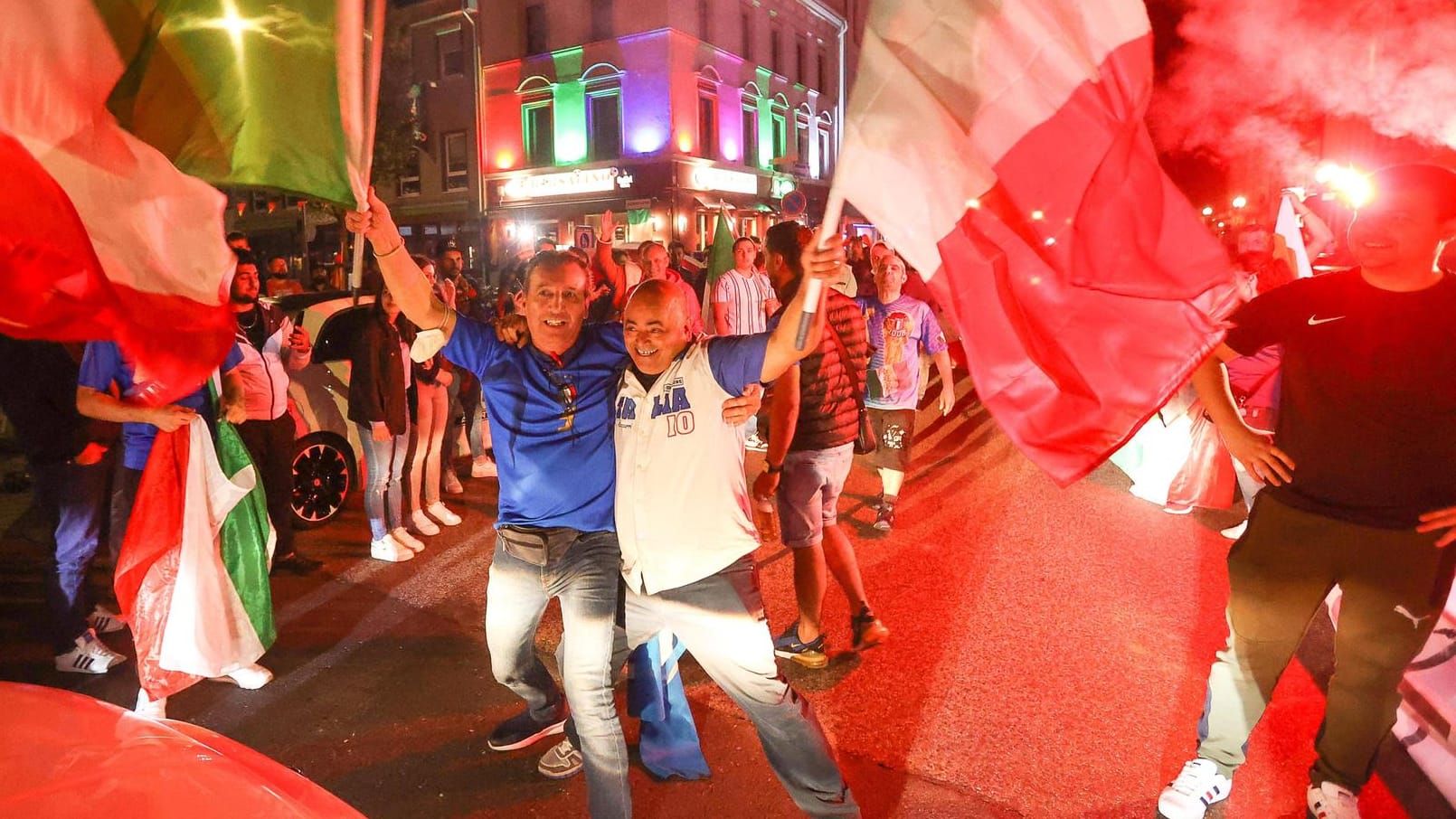 Freuen sich auf das Endspiel: Italienische Fußballfans feiern den Finaleinzug. Freuen sich auf das Endspiel: Italienische Fußballfans feiern den Finaleinzug.