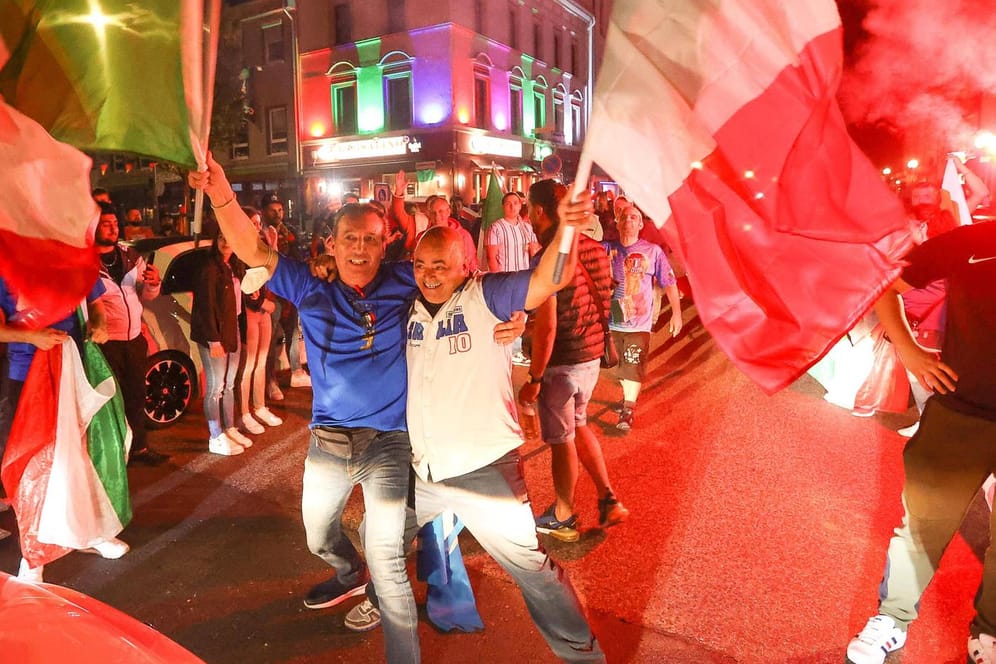 Freuen sich auf das Endspiel: Italienische Fußballfans feiern den Finaleinzug.