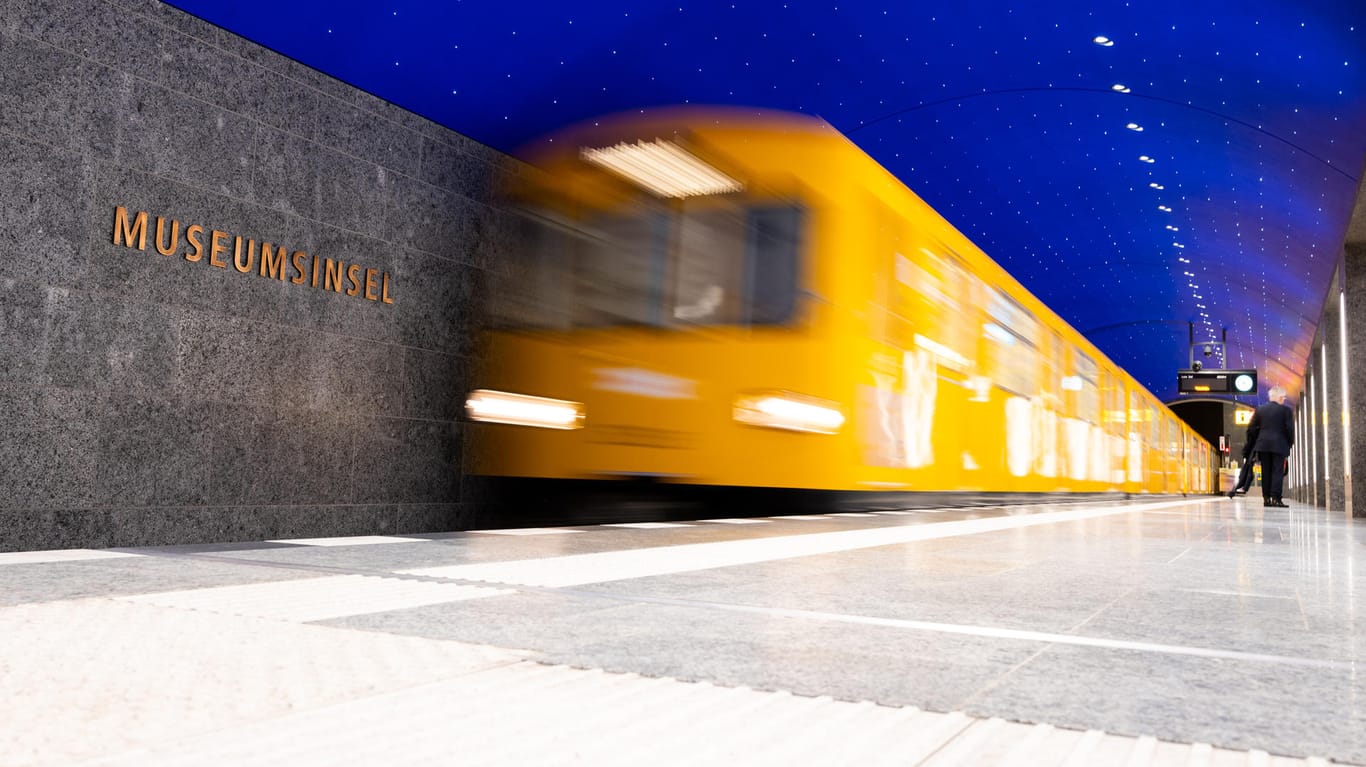 Bei der Eröffnung des U-Bahnhofs Museumsinsel fährt eine U-Bahn der Linie 5 durch den Bahnhof: Nach fast zehn Jahren Bauzeit ist die Streckenverlängerung der U5 vollendet.