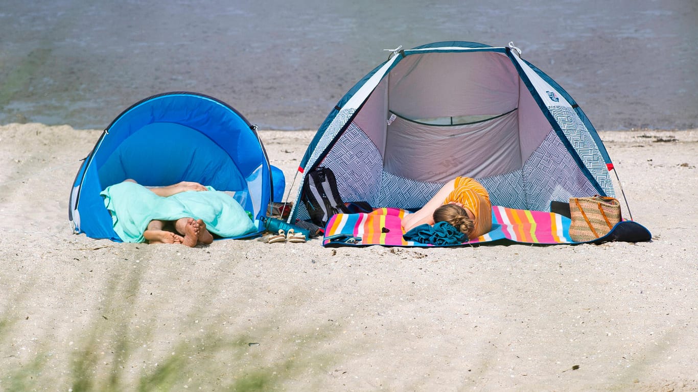 Urlaub an der Nordsee: Rund die Hälfte der Befragten fährt in diesem Jahr lieber mit dem Auto in den Urlaub, nur ein Drittel will wegfliegen.