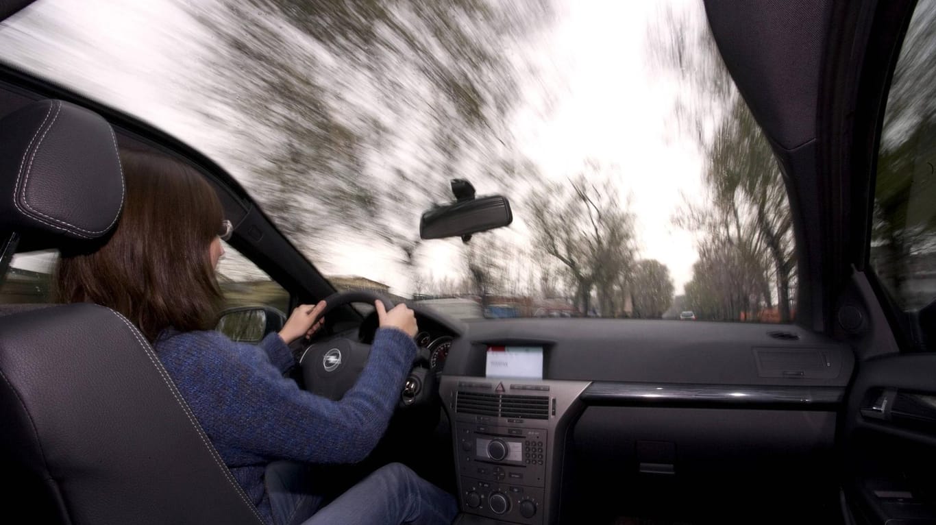 Eine Frau fährt in einem Auto mit Panoramadach (Symbolbild): In Nürnberg wurde das Glasdach eines SUVs gestohlen.