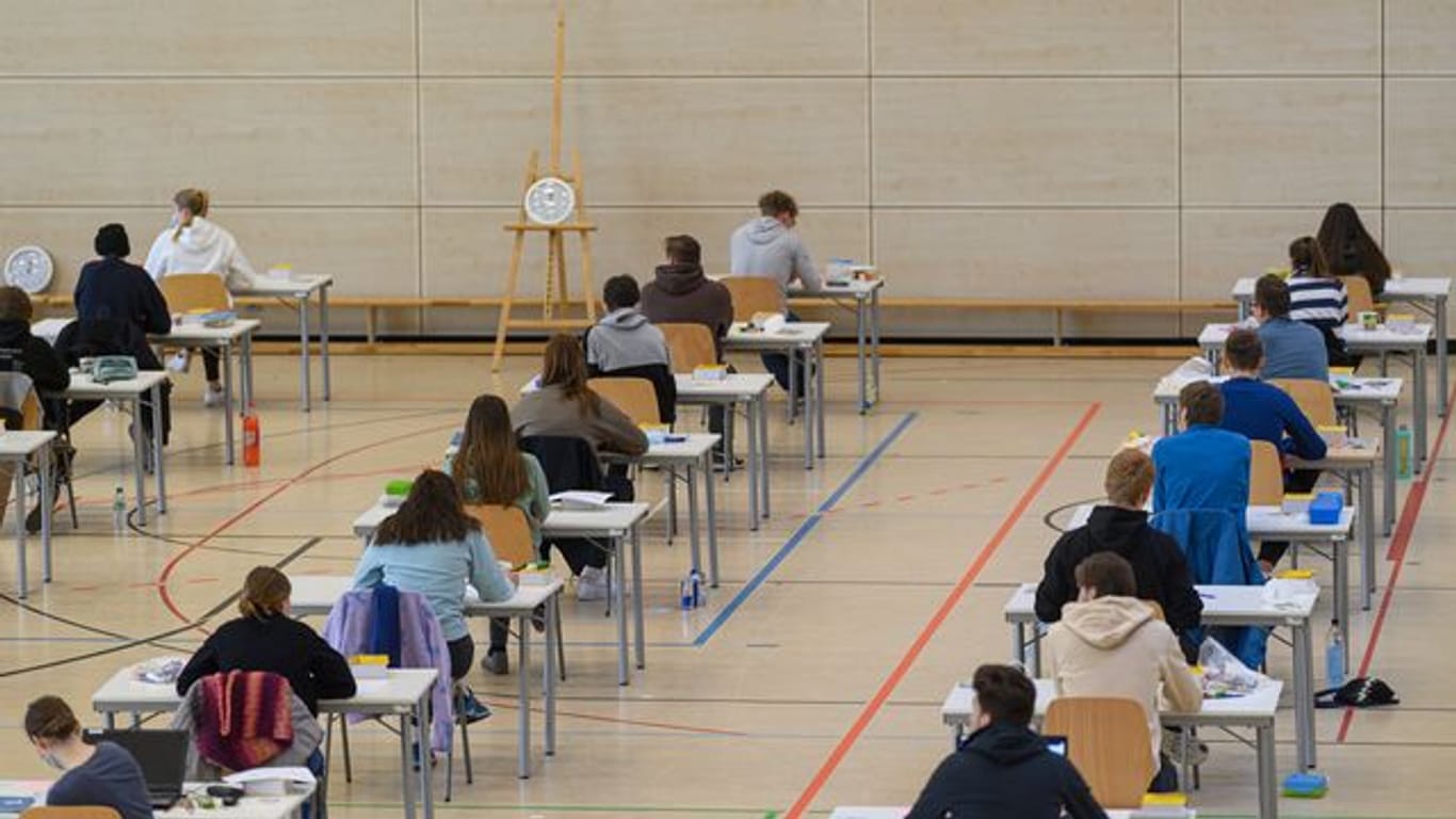 Mit weitem Abstand sitzen Schüler zur Abiturprüfung an ihren Tischen: Wie das Kultusministerium am Freitag in Hannover mitteilte, lag der Notendurchschnitt bei 2,38.